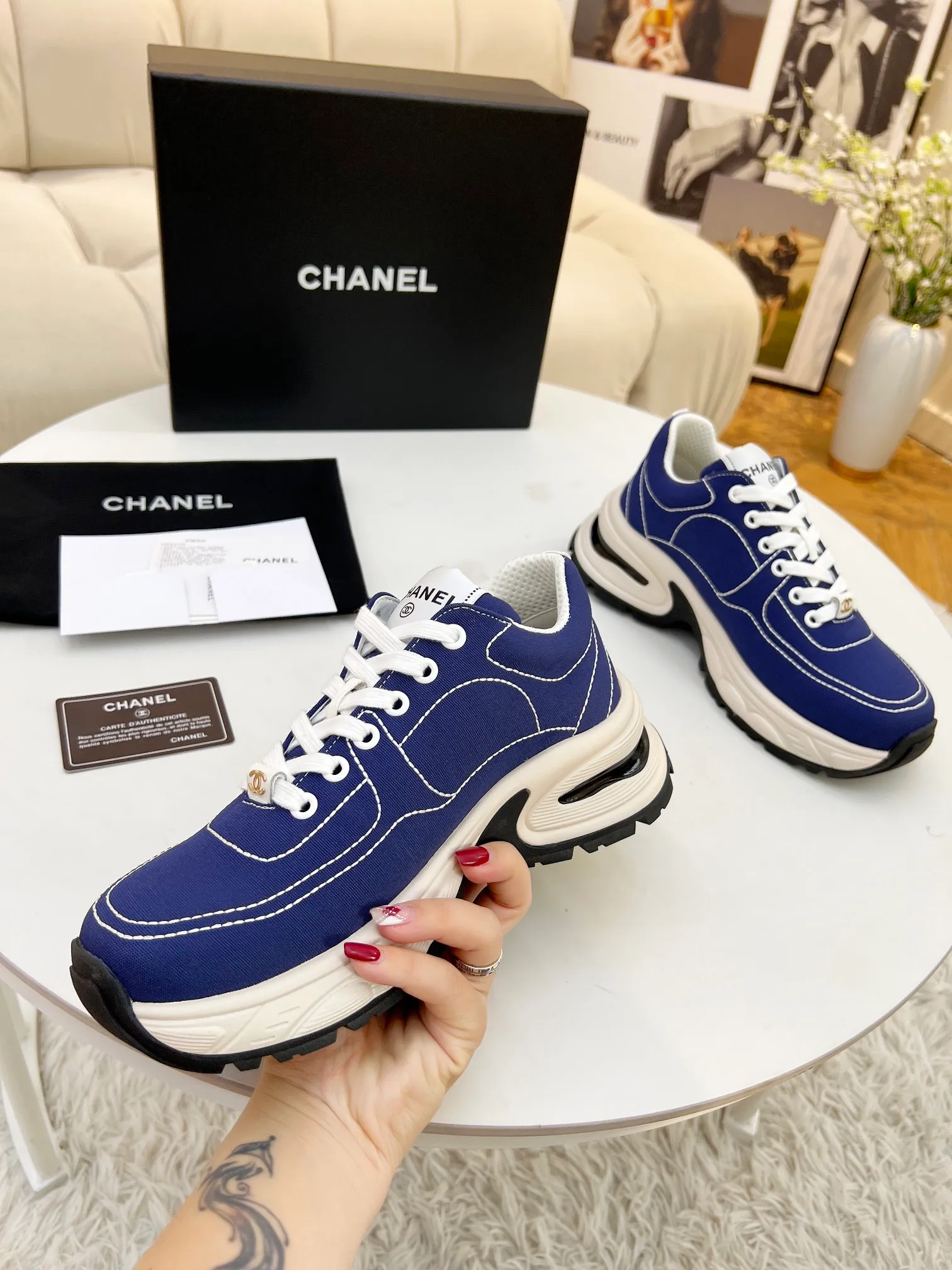 👟👟Ex-factory price 500👟👟 Cloth CHANEL 25C new casual shoes for early spring vacation. A pair of comfortable shoes can reduce the fatigue on your feet. The new style is very versatile, whether it is daily wear or a sister party. It can be easily used for commuting in the workplace, outdoor sports and various occasions. It can increase the height, straighten the legs, modify the shape of the feet, is comfortable and comfortable without rubbing the feet, and has good breathability. It can also be worn in summer. Office workers can also easily own it when wearing it. The fabric is pebbled cowhide + plaid pad to show off sheepskin. The original open-molded rubber foam outsole! size: 35-40 (41 customized, non-refundable and non-exchangeable)